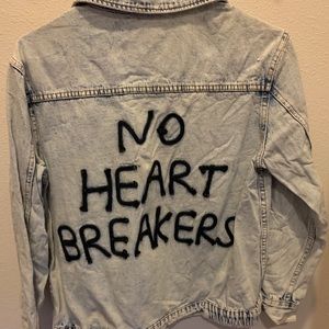 FASHION NOVA NO HEART BREAKERS LIGHT DENMIN JACKET